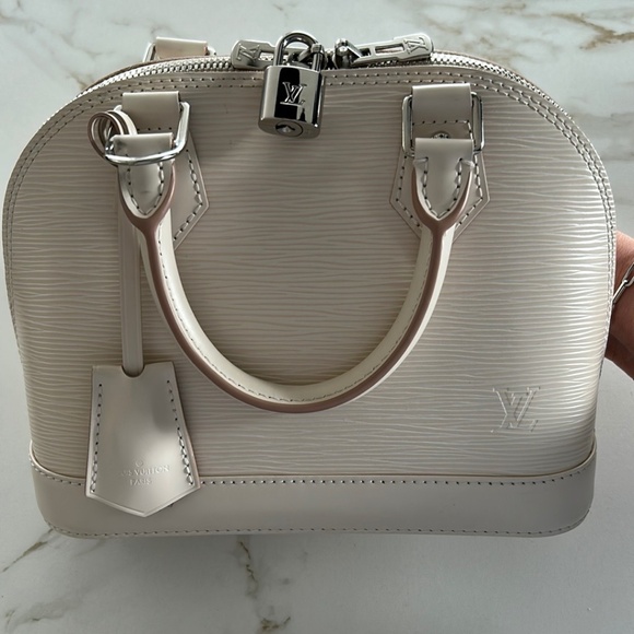 **SOLD**AUTHENTIC LOUIS VUITTON ALMA BB QUARTZ - Picture 2 of 5